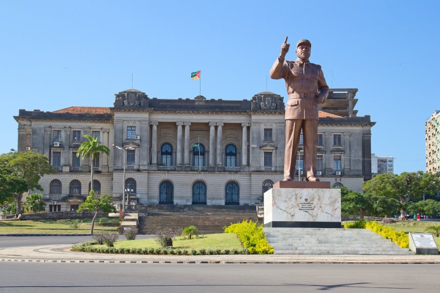 Statue de Machel Samora devant l'hôtel de ville de Maputo. Fedor Selivanov - Shutterstock.com