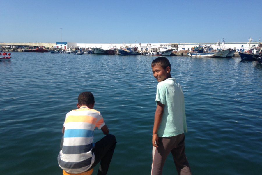 Enfants sur le port de pêche à M'diq. Camille RENEVOT