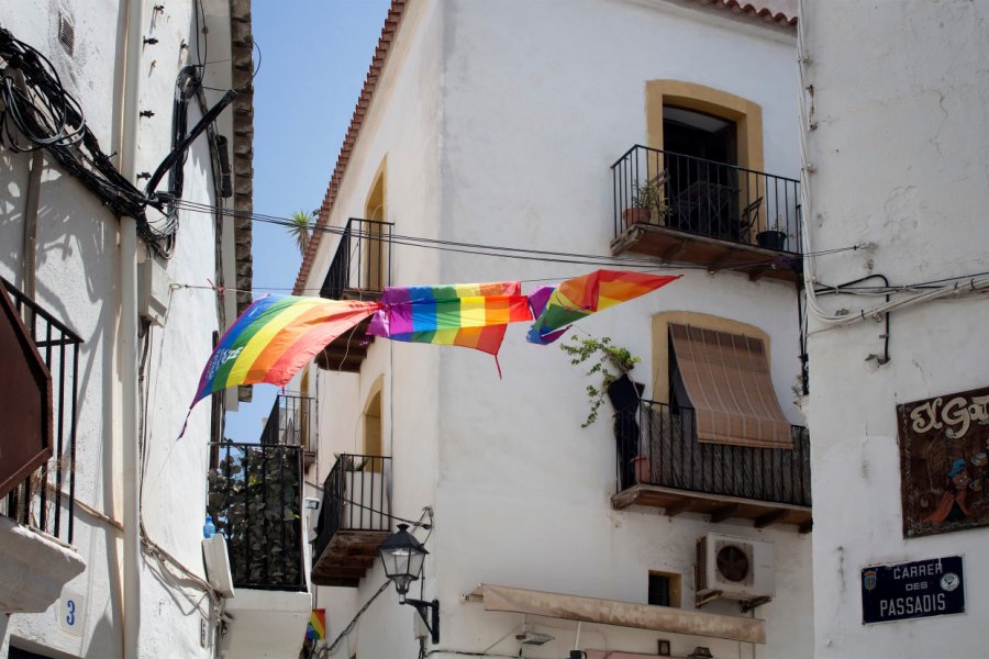 Drapeaux LGBT flottant à Ibiza. theendup - Shutterstock.com