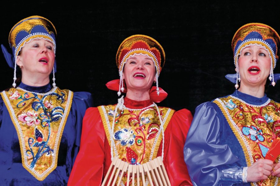 Chants et costumes russes sur Raekojaplats à Tallinn. Serge OLIVIER - Author's Image