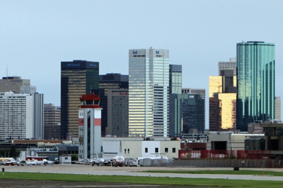 Skyline d'Edmonton vue de l'aéroport du centre d'Edmonton. Stéphan SZEREMETA