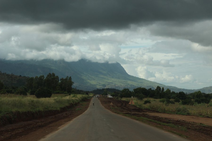 Vue sur l'escarpement du plateau de Zomba depuis la route nationale M3. Abdesslam BENZITOUNI