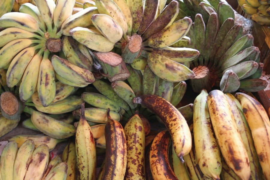 Bananes sur le marché alimentaire de Serian Stéphan SZEREMETA