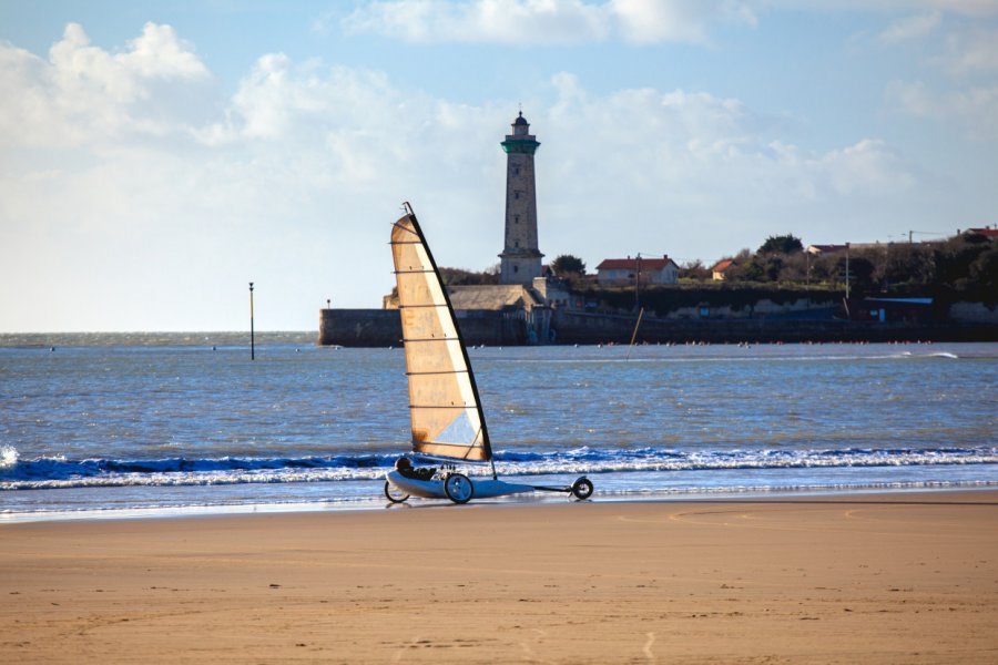 Char à voile sur la plage de Saint-Georges-de-Didonne. tunach17 / Adobe Stock