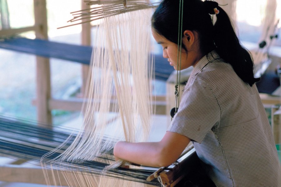 Jeune femme à l'oeuvre sur son métier à tisser. S.Nicolas - Iconotec