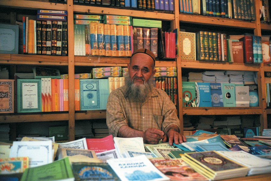 Tadjikistan, Douchanbe, librairie religieuse près de la madrasa Haji Yakoub. Sylvie FRANCOISE