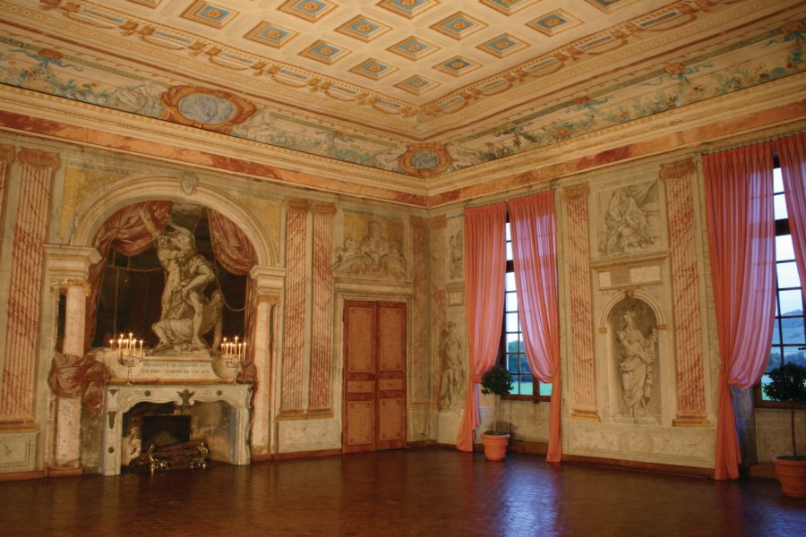CHÂTEAU DES PRINCES DE CONDÉ, BOURBON & SAVOIE