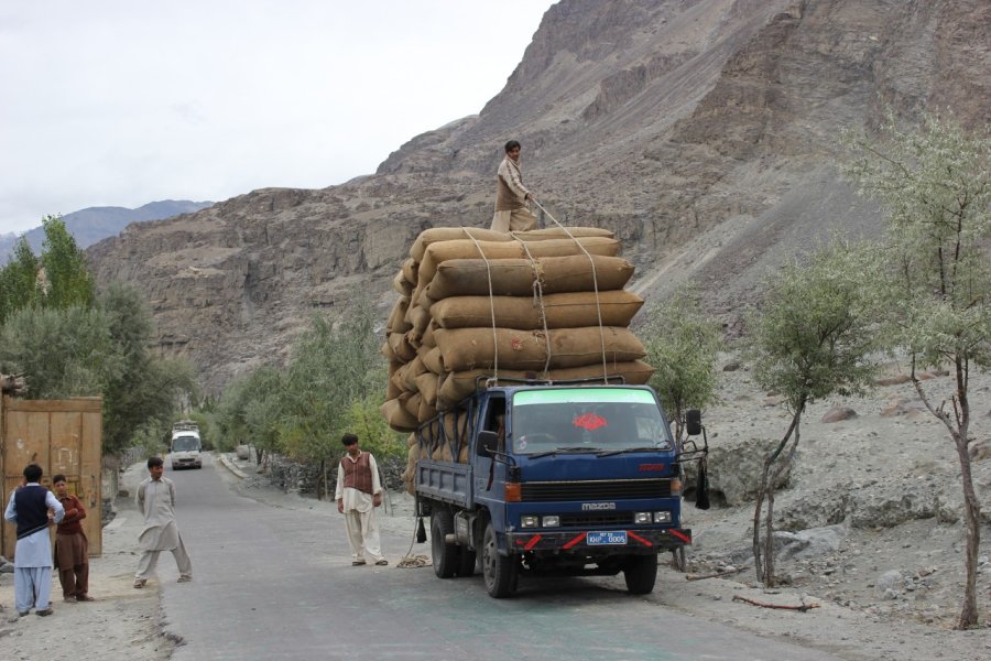Un pakistanais charge son camion à Shigar. Philipp KAUPPERT