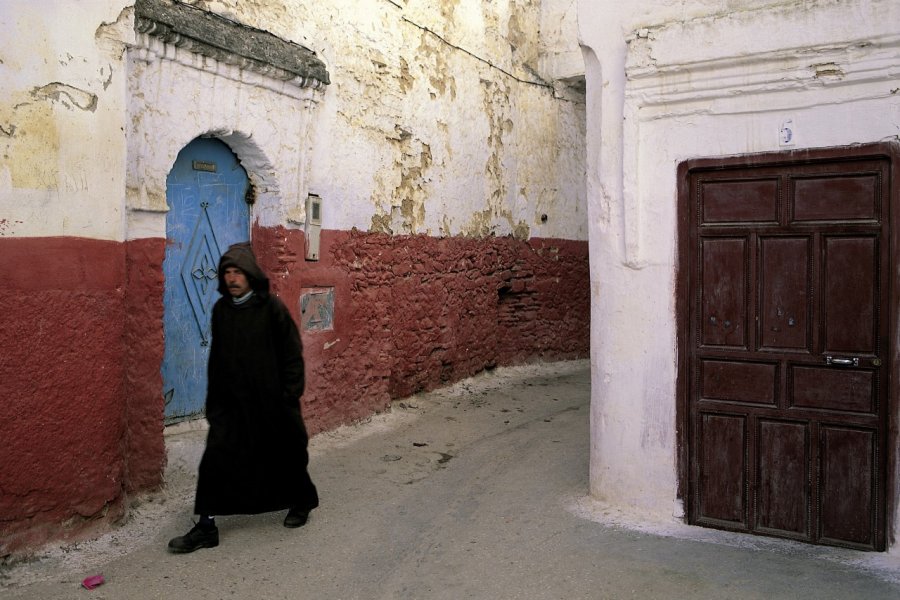 Homme marchant dans une ruelle de Ouazzane. Hugo Canabi - Iconotec
