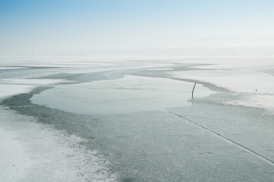 Lac de Modrac gélé en période hivernale. Amir Bajrich / Shutterstock.com