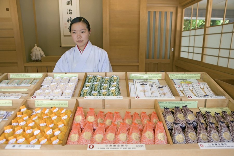 Prêtresse shintoïste vendant des porte-bonheur. Sylvain GRANDADAM