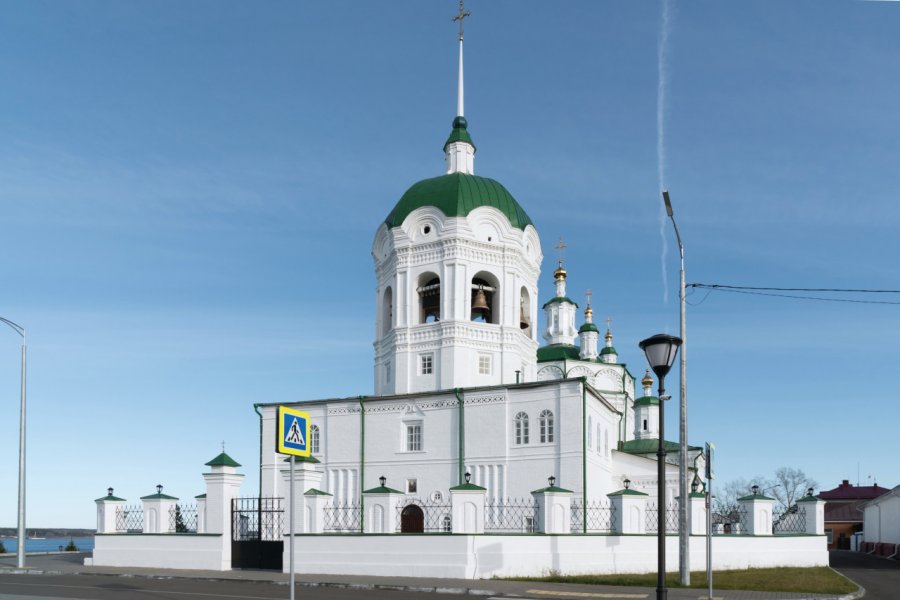 La cathédrale de l'Épiphanie se dresse sur les rives de la rivière Yenisei Svetlana Popova