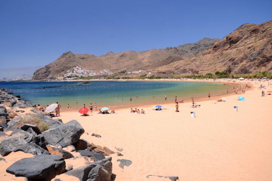 Baigneurs sur la plage de Teresitas à Santa Cruz de Tenerife. darios44
