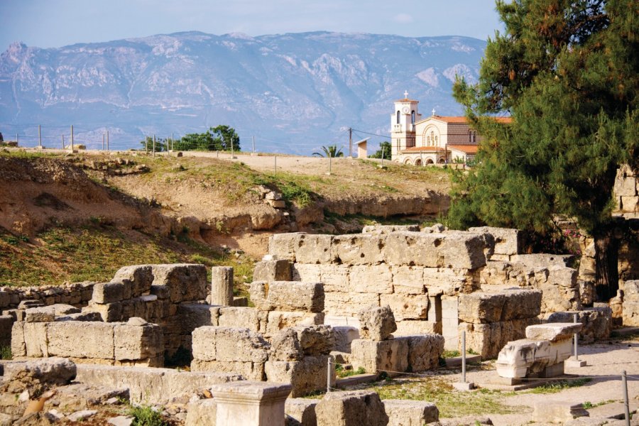 Ruines du temple d'Apollon sur le site de l'ancienne Corinthe. Andrey STAROSTIN - Fotolia