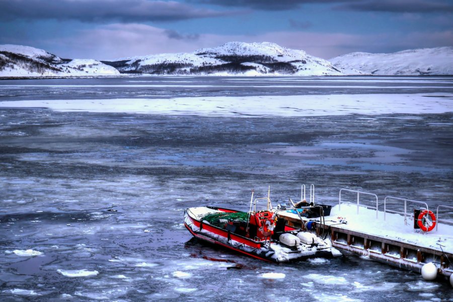 Bateau sur la mer de Barents à Kirkenes. Ycharton/Shutterstock.