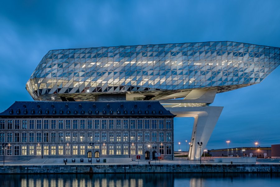 Vue sur la Havenhuis, le siège du port d'Anvers, conceptualisé par l'architecte Zaha Hadid. Kristel Van den Broeck - Shutterstock.com