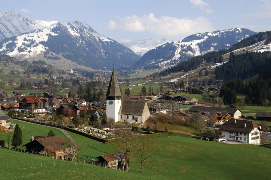 Saanen et le village de Gstaad en fond. Brytta - iStockphoto