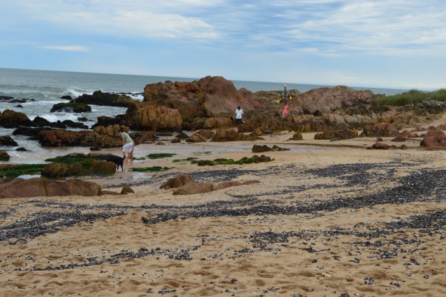 Une jolie plage de sable et roches, la Playa del Desplayado. Carine KREB