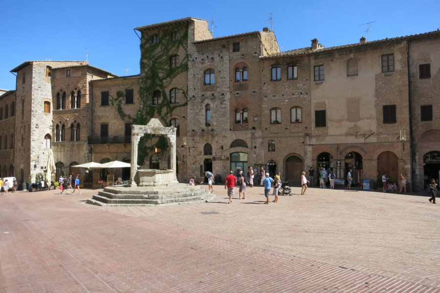 PIAZZA DELLA CISTERNA