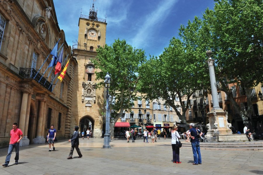 Place Hôtel de Ville : sa tour et son beffroi Carine KREB