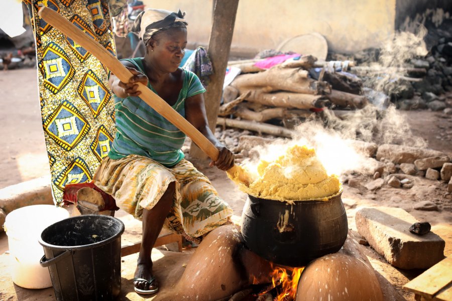 Ghanéenne préparant le repas. Dietmar Temps / Shutterstock.com