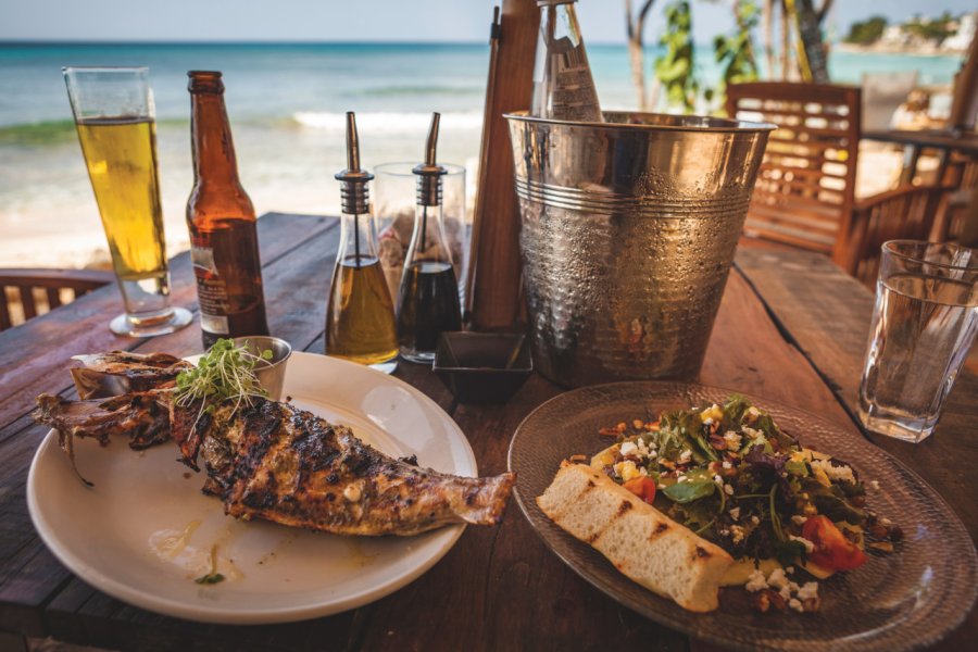 Déjeuner en bord de mer. Visionkick - iStockphoto.com