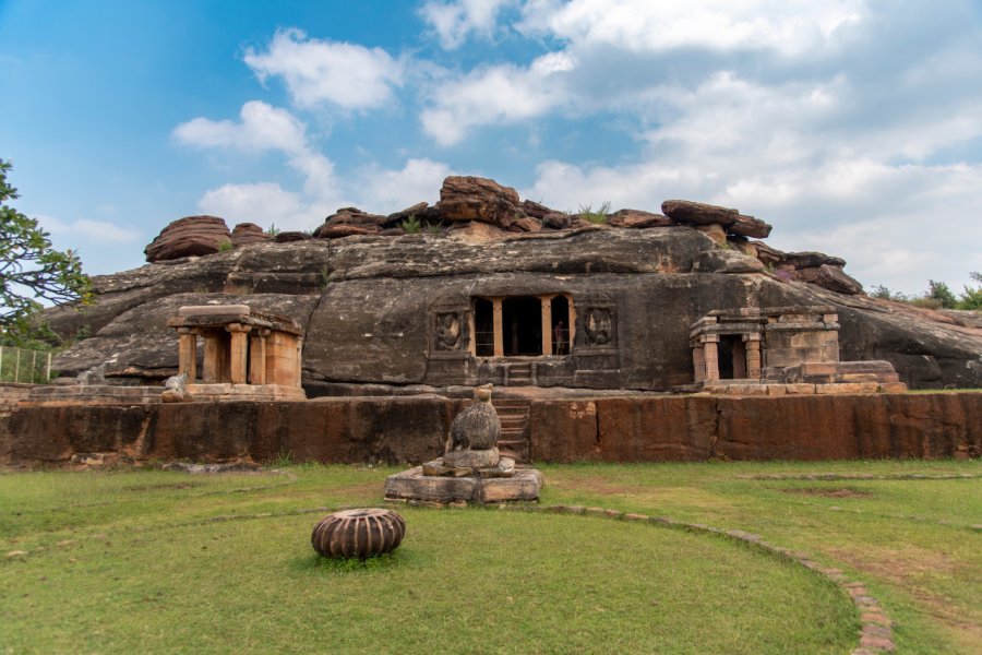 AIHOLE