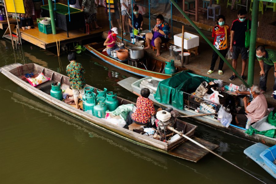 WAT SAENG SIRITHAM FLOATING MARKET