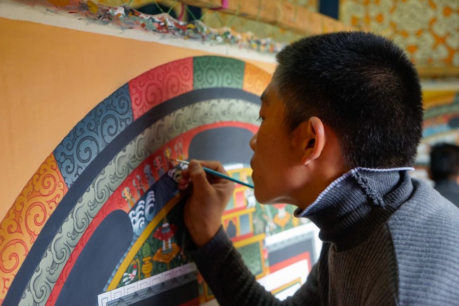 Peintre réalisant un Thangka, Thimphu. angela Meier - Shutterstock.com