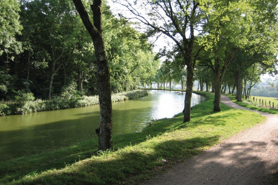 Le canal des Vosges. Ville d'Epinal