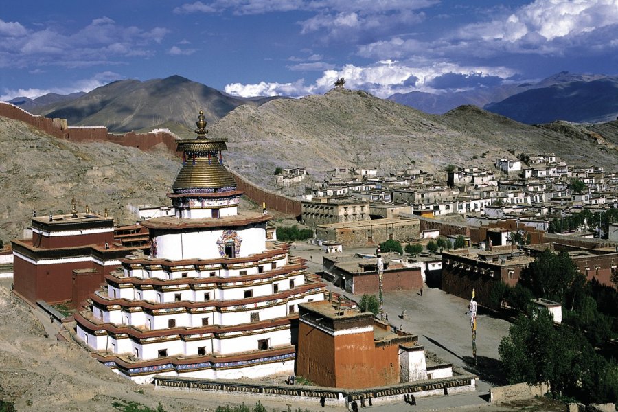 Le Kumbum du monastère Pelkor Chöde et la ville de Gyantse. Thierry Lauzun - Iconotec