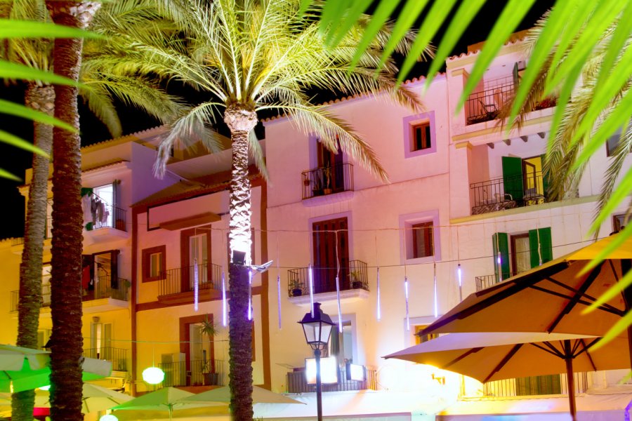 Les rues d'Ibiza de nuit. lunamarina - Shutterstock.com