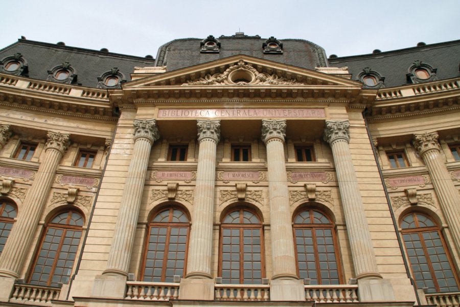 L'imposante façade de la bibliothèque centrale universitaire à Bucarest. Stéphan SZEREMETA