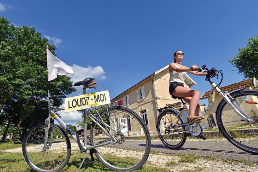 Cyclotouriste devant l'office de tourisme de Créon. Roger Lapébie - Gironde Tourisme