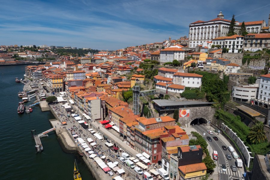 A PRAÇA E O CAIS DA RIBEIRA