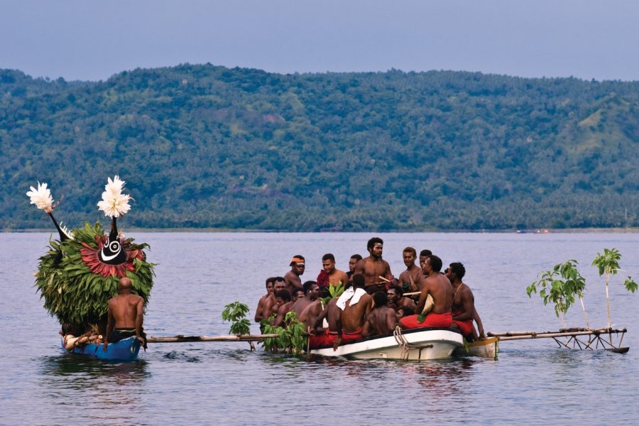 Arrivée des masques dukduk dans la baie de Rabaul. Philippe Gigliotti