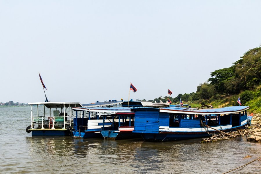 Ferry transportant les passagers de Thakhek jusqu'à la Thaïlande. BThaiMan - shutterstock.com