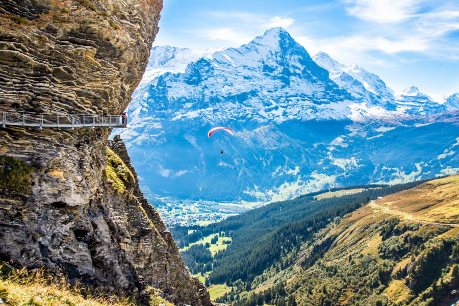 Parapente vers Grindelwald. Boris-B - Shutterstock.com