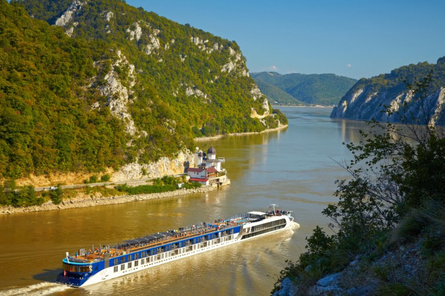 Les Portes de fer sur le Danube. SJ Travel Photo and Video - shutterstock.com