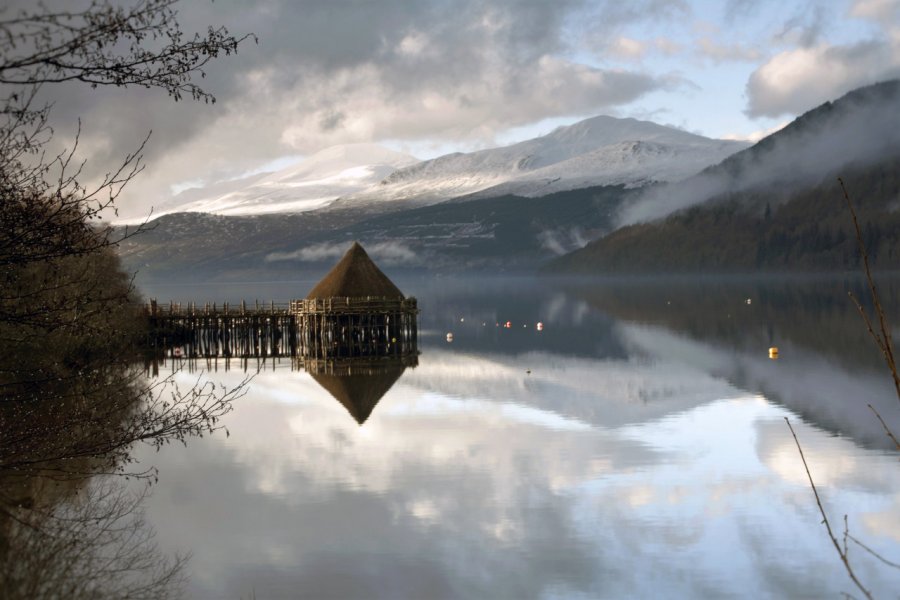 <i>Crannog </i>sur le Loch Tay. Bill Spiers - Shutterstock.com