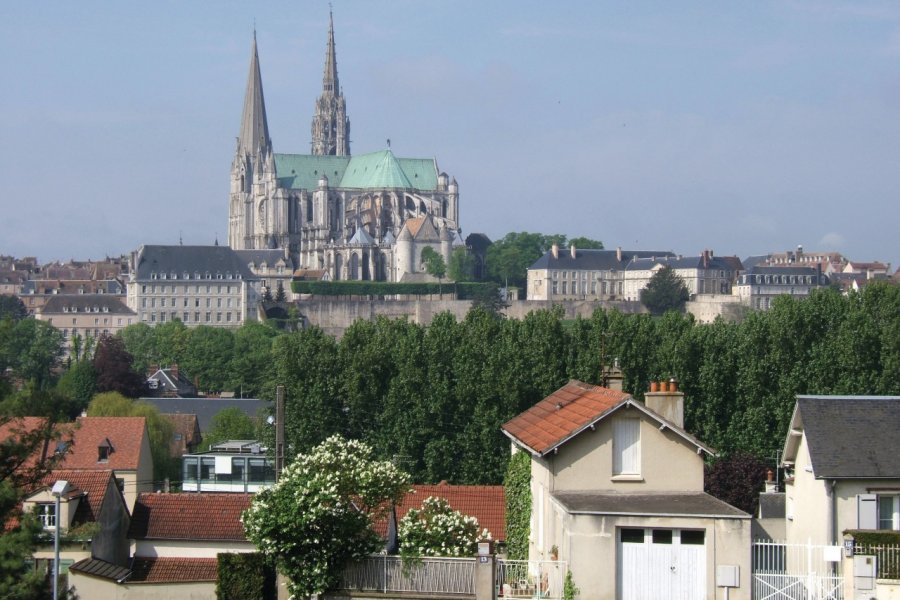 La cathédrale domine la ville de Chartres Stéphan SZEREMETA