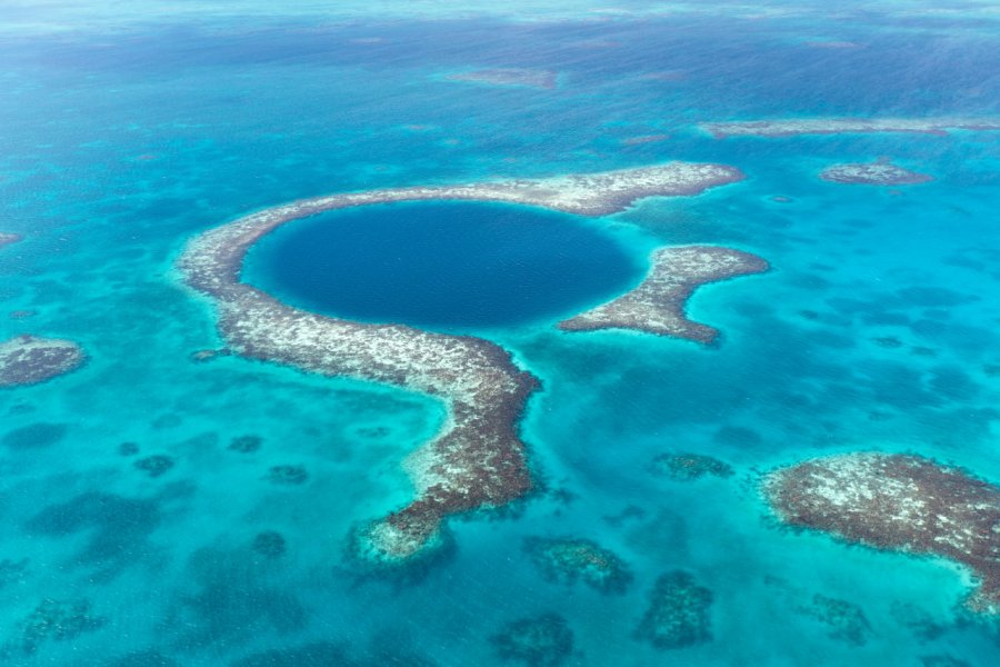 Le grand trou bleu, au large des côtes du Belize. Milosk50 - Fotolia