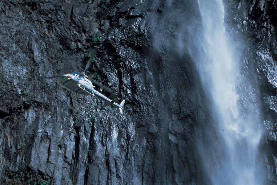 Hélicoptère longeant la cascade du Trou de Fer. D. Cati - Iconotec