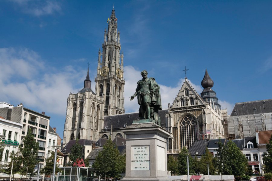Statue de Rubens et cathédrale Notre-Dame-d'Anvers. Author's Image
