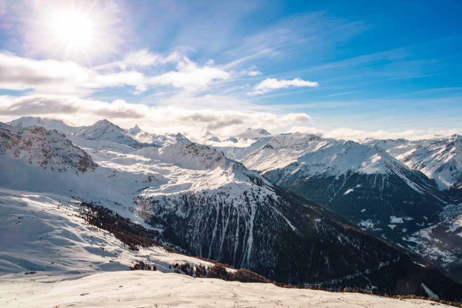 Panorama des montagnes enneigées du Val d'Anniviers. FCerez - Shutterstock.com