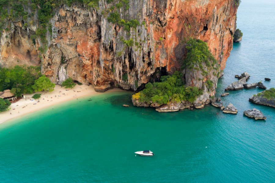 Vue aérienne de la plage et de la grotte de Phra Nang. Stephane Bidouze - Shutterstock.com