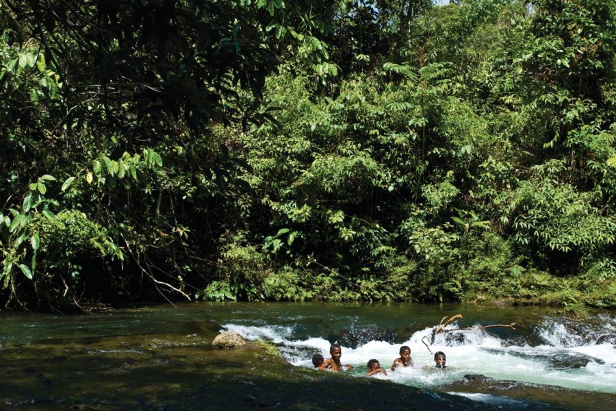 Vie dans la jungle, des enfants se lavent dans la rivière à Bosavi, Southern Highlands Province. Philippe Gigliotti