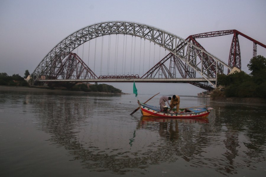 Pêcheurs sur le fleuve Indus à Sukkur, au fond le pont de Rohri, Sindh. Oriane Zerah