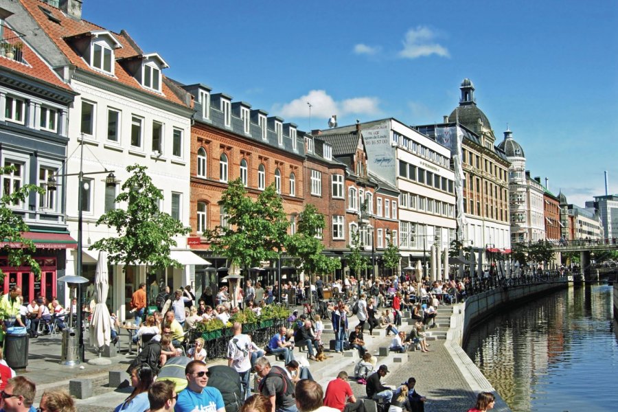 Cafés et restaurants près du Canal à Aarhus. balipadma