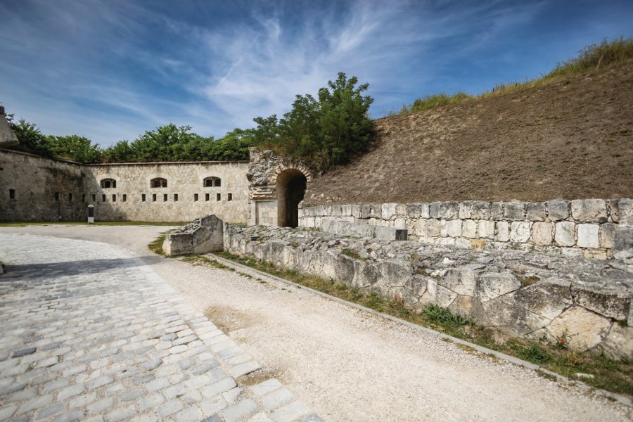 FORTERESSE MONOSTORI (MONOSTORI ERŐD)